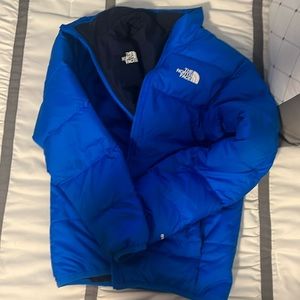 Like new!!! North Face winter jacket. Reversible with two colors. Size Medium.